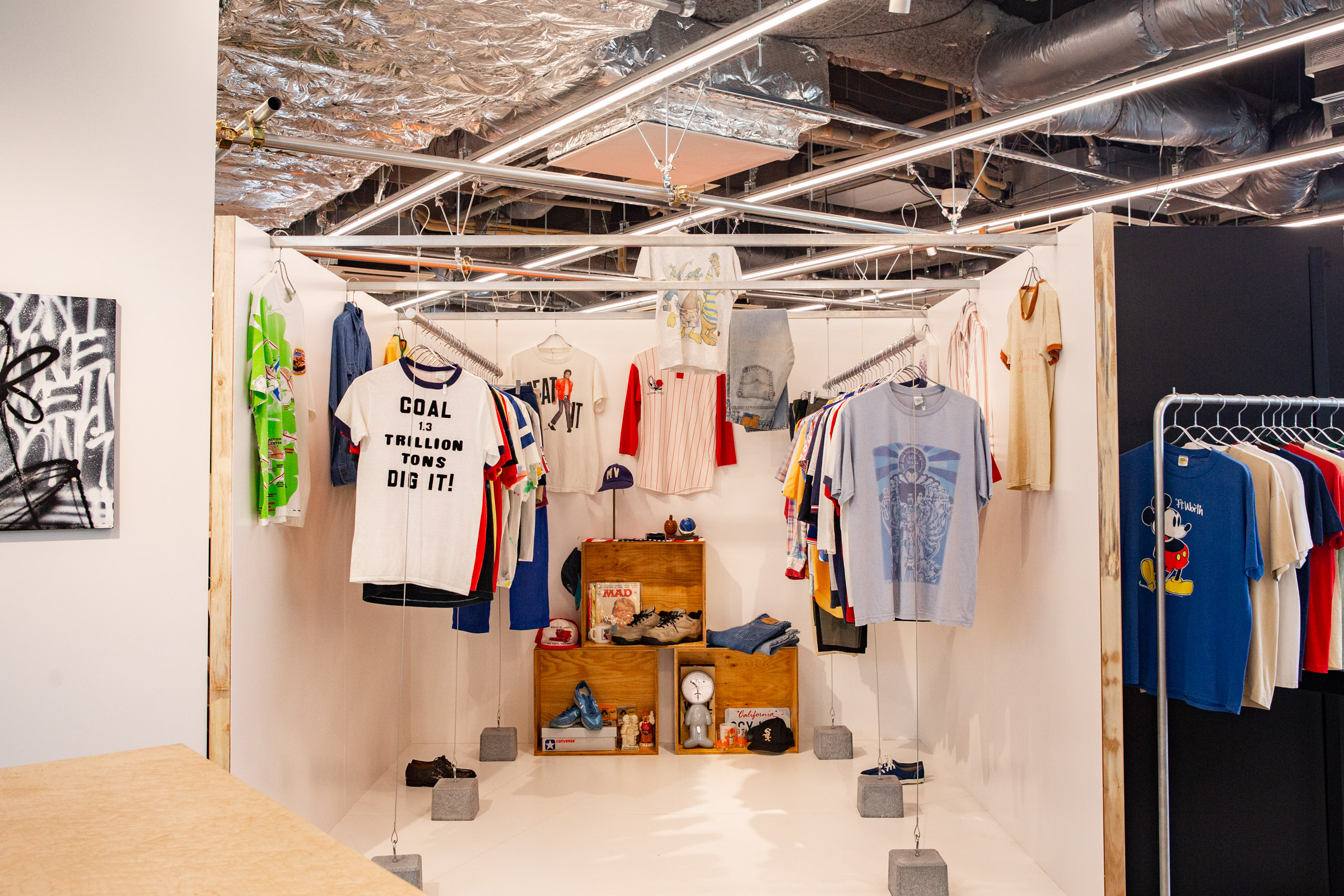 벽 딱 한 면(面) 만을 빌려 진행중인 어패럴 브랜드의 '팝업' 현장