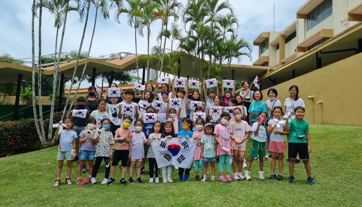 파나마 한글학교 학생들의 태극기를 든 모습