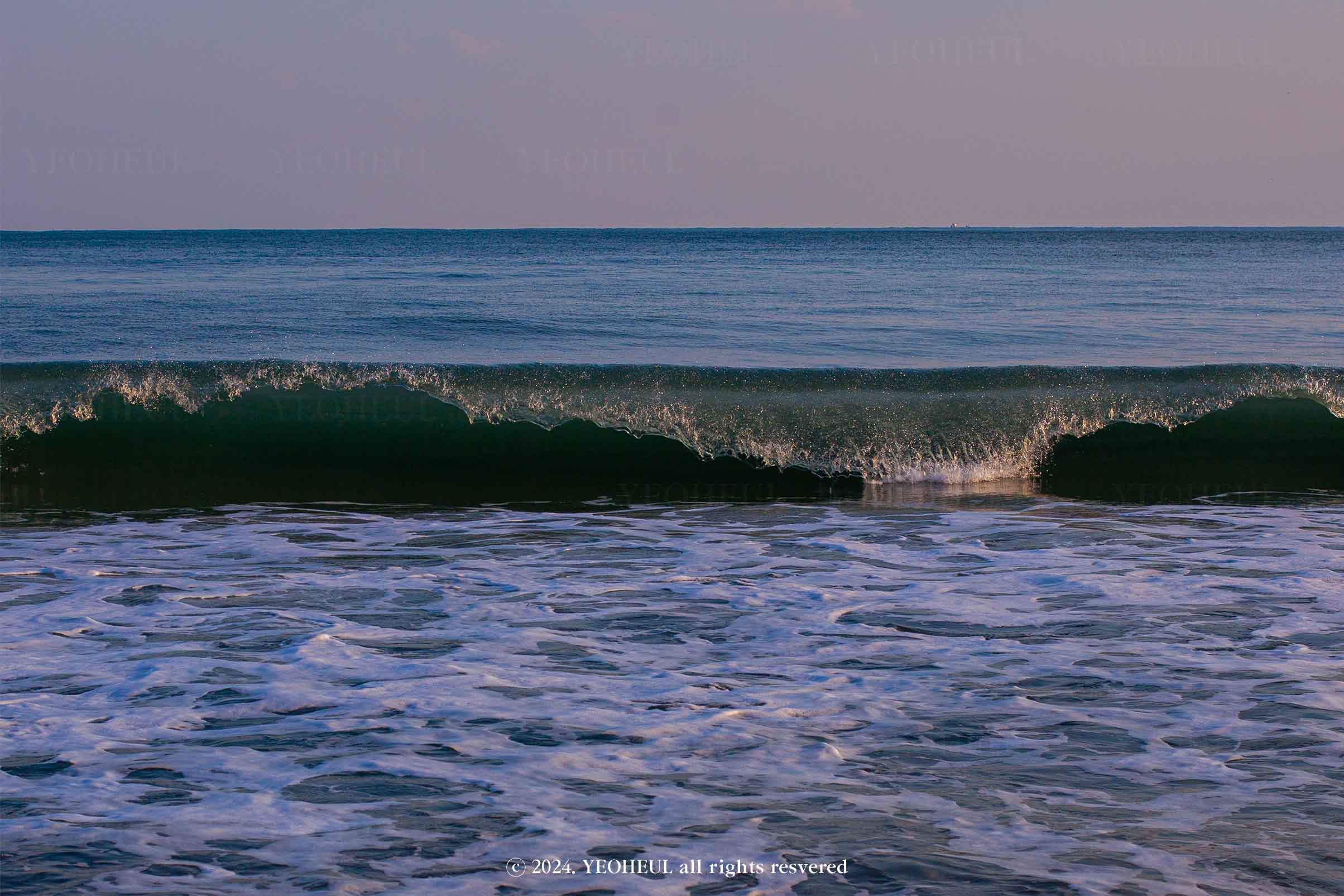 끝나지 않는 파도를 전합니다.