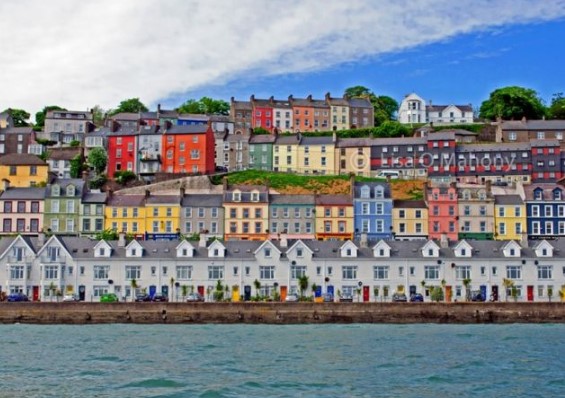 코브(Cobh)에 들어서면 바닷가를 따라 형형색색의 집들이 어깨를 나란히 하고 있다.
