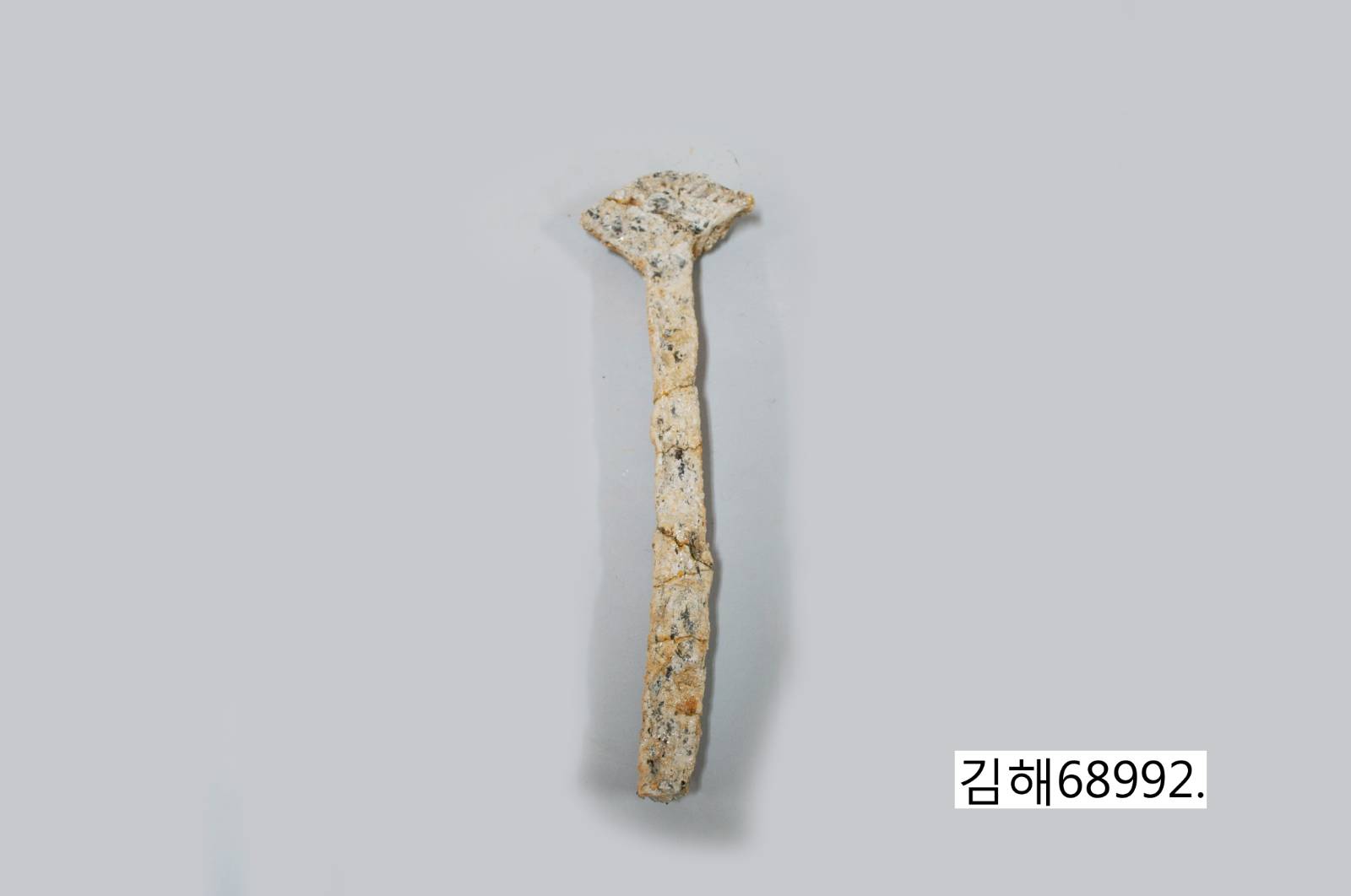 이뮤지엄-칠 부채 자루, 다호리의 부채유물과 유사.