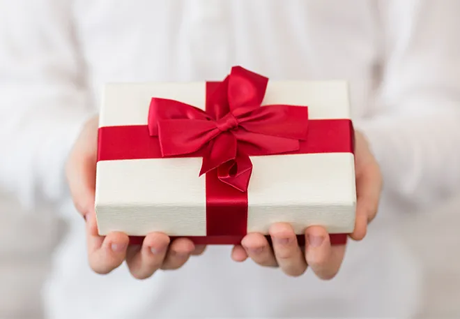 [출처 : 베스트팬] 선물 받는 사진.