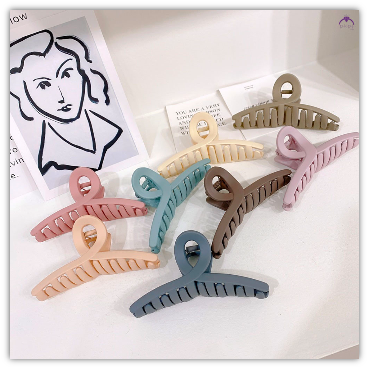 출처 : 롯데ON / 헤어클로라고도 불리는 집게핀이 유행이다.