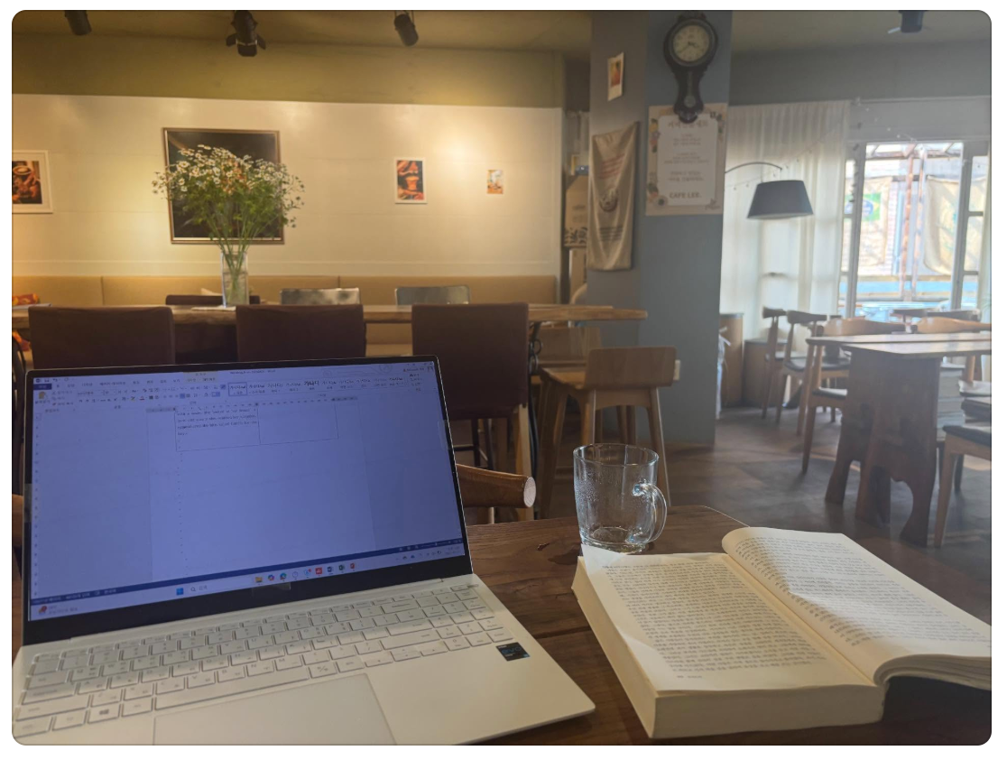 육아와 일을 도맡아 하면서도 항상 시간을 내어 집필 작업, 번역일을 하고 계신 위영님