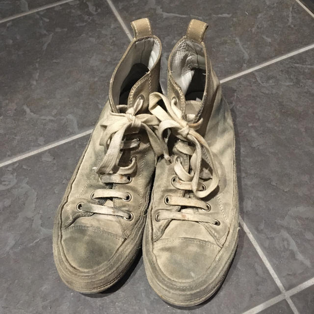 전 그 스니커즈를 몇 년 후 다시 '판매'했는데요, 혹시나...찾아보니 꼭 닮은 한 켜레가 판매중이네요. 물건은 돌고 돌아 다시 돌아온다는 걸까요. 어떤 묘한 계절같은 게 그려지는 것 같아요.☺️