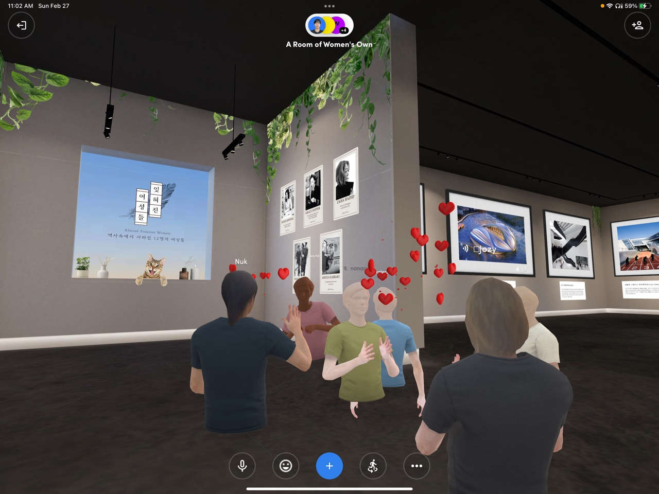 메타버스 전시회 포토존 앞에서 이야기를 나누고 있어요 😁