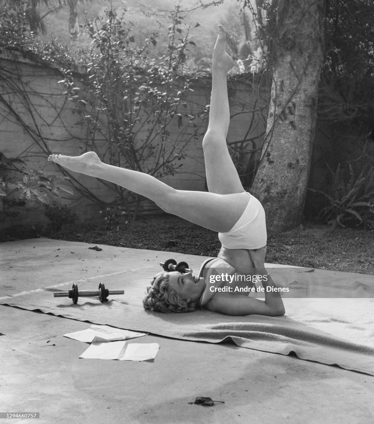 1953년 LA호텔 벨 에어에서 수련하는 마릴린 먼로 ⓒ Andre de Dienes / GettyImages