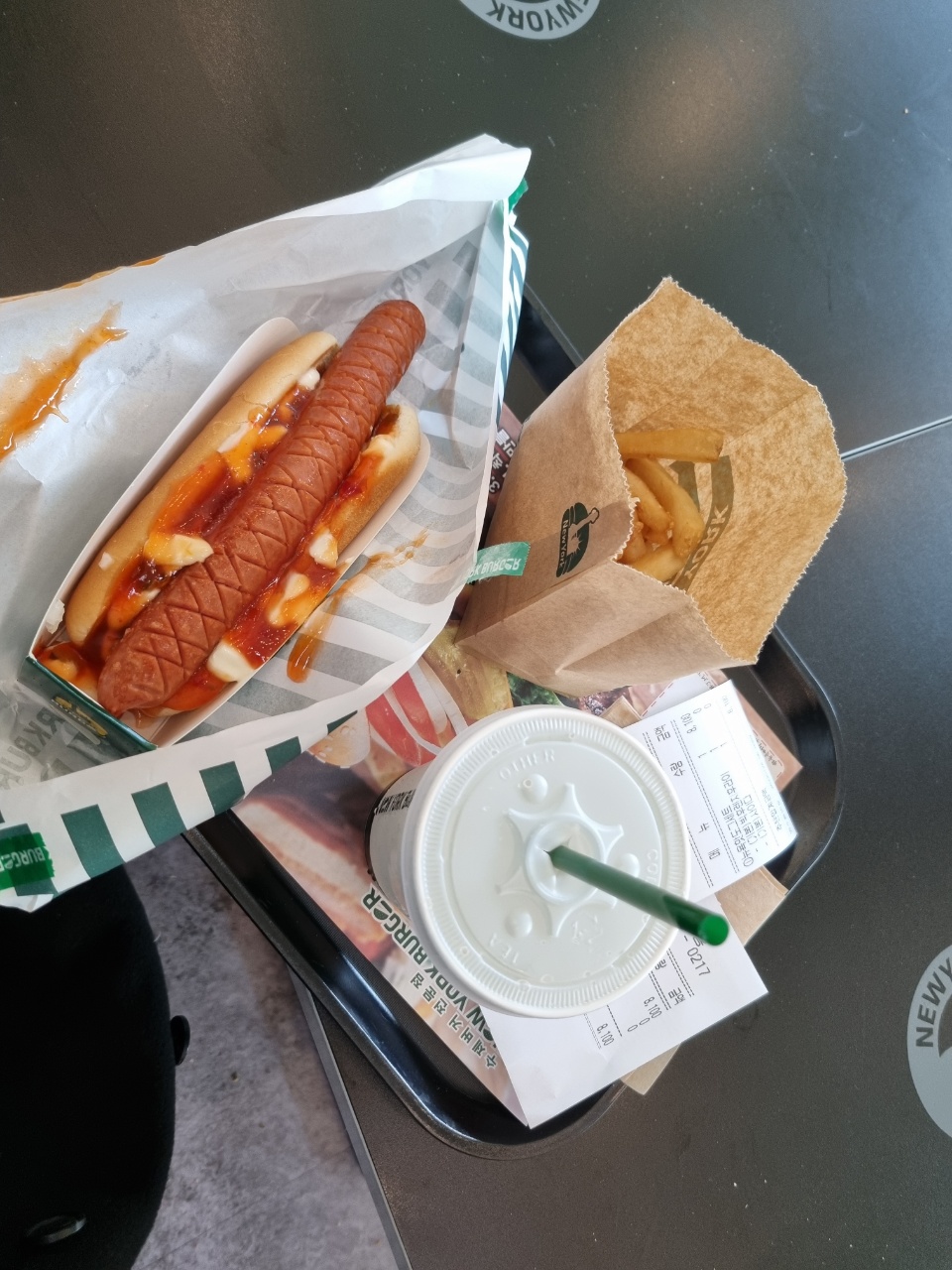 제주 공항 <뉴욕 버거>의 '뉴욕 핫도그'