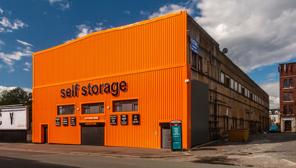 Public Storage - Photo © Peter McDermott (cc-by-sa/2.0)
