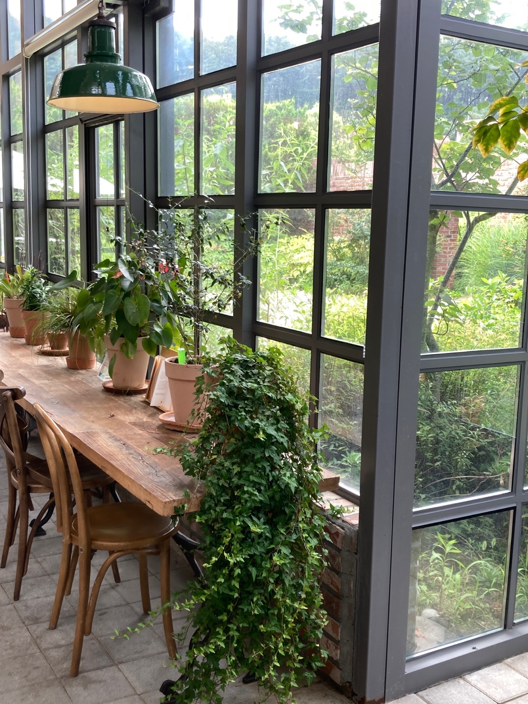 식물을 돌보거나, 책을 읽거나, 날씨를 관찰하거나 무엇을 해도 좋을 온실