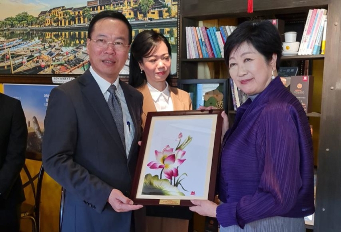 바잉미 신차오 식당에서의 보 반 트엉 국가주석과 도쿄 도지사