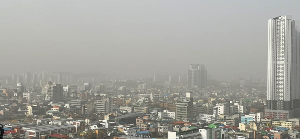 충북지역이 발암물질 뿐만 아니라 미세먼지와 스모그를 일으키고 오존층을 파기하는 휘발성유기화합물질(VOCs)도 다량 배출하는 것으로 나타났다.