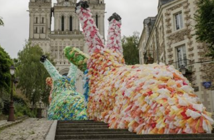 40,000개의 비닐봉지로 만들어진 민달팽이