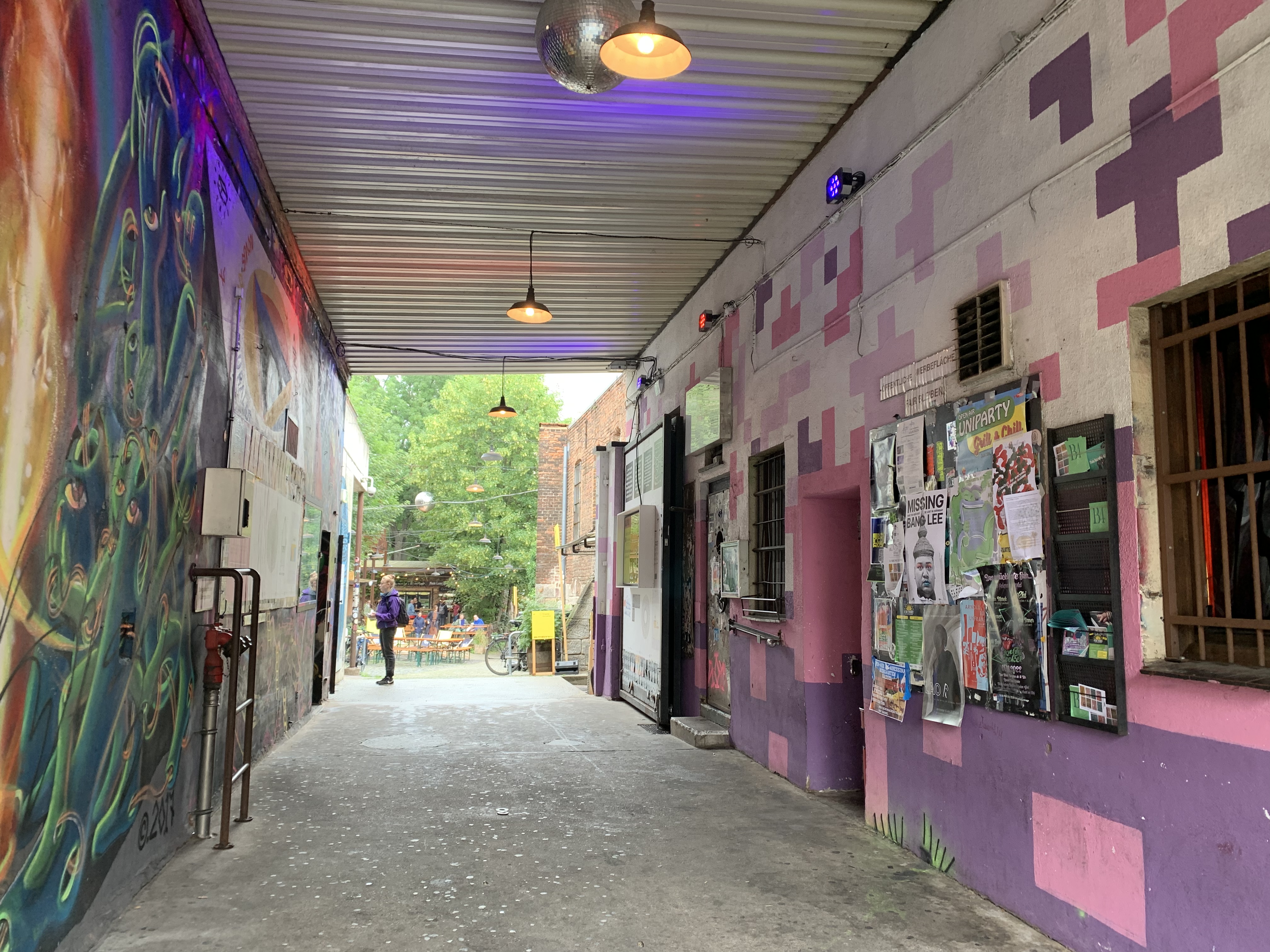 역 근처에 있는 다른 전시장 입구. 굉장히 홍대스러움