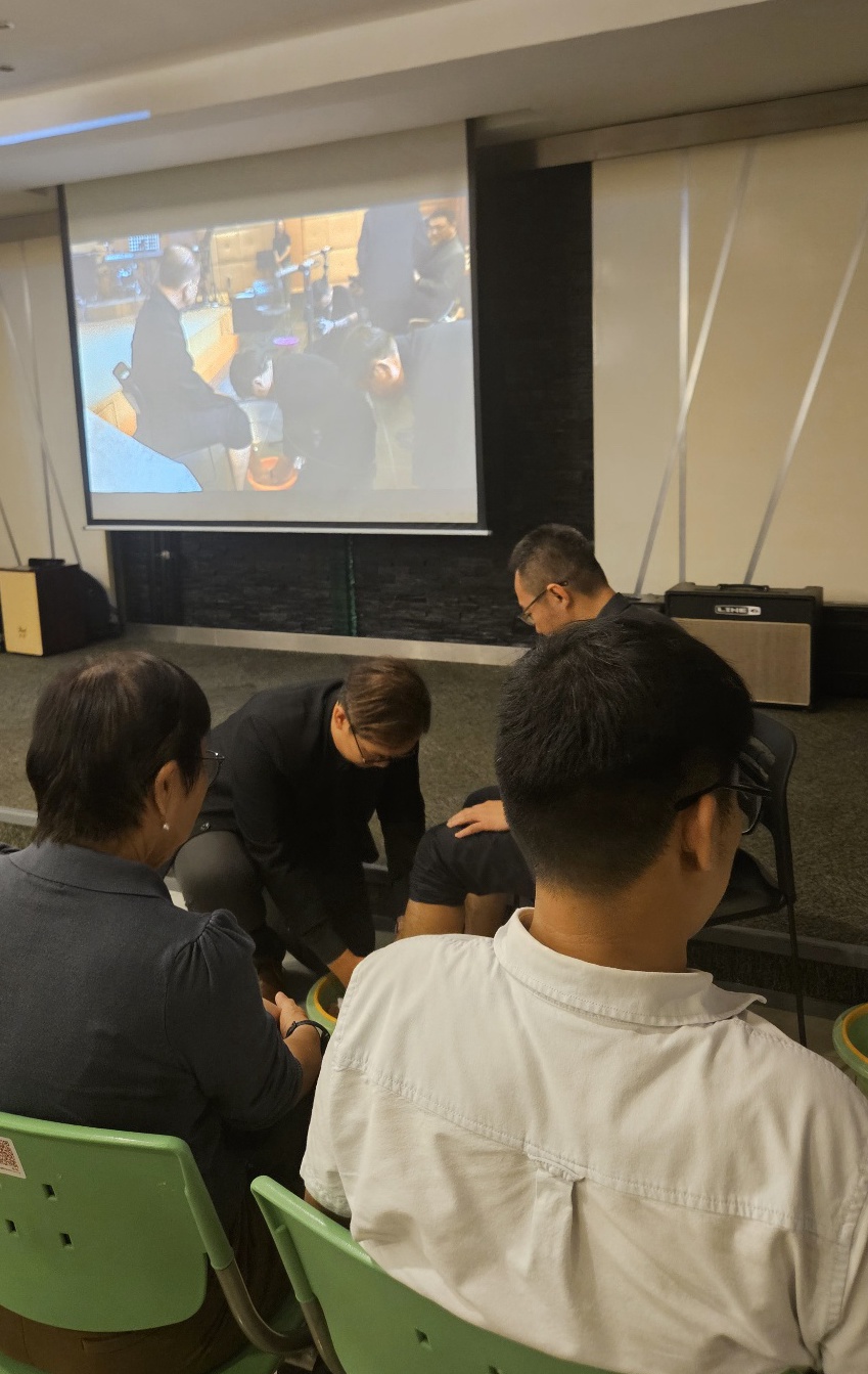 고난주간 목요일 저녁 예배에서의 세족식