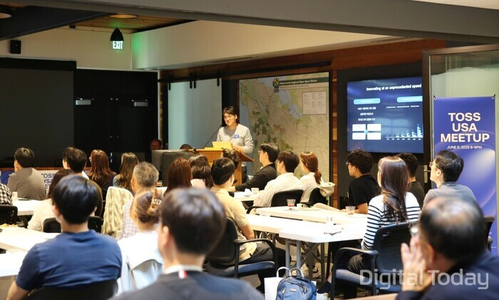 이승건 토스 대표가 ‘토스 USA 밋업’에서 사업비전과 업무 환경을 설명하는 모습 [사진: 토스]