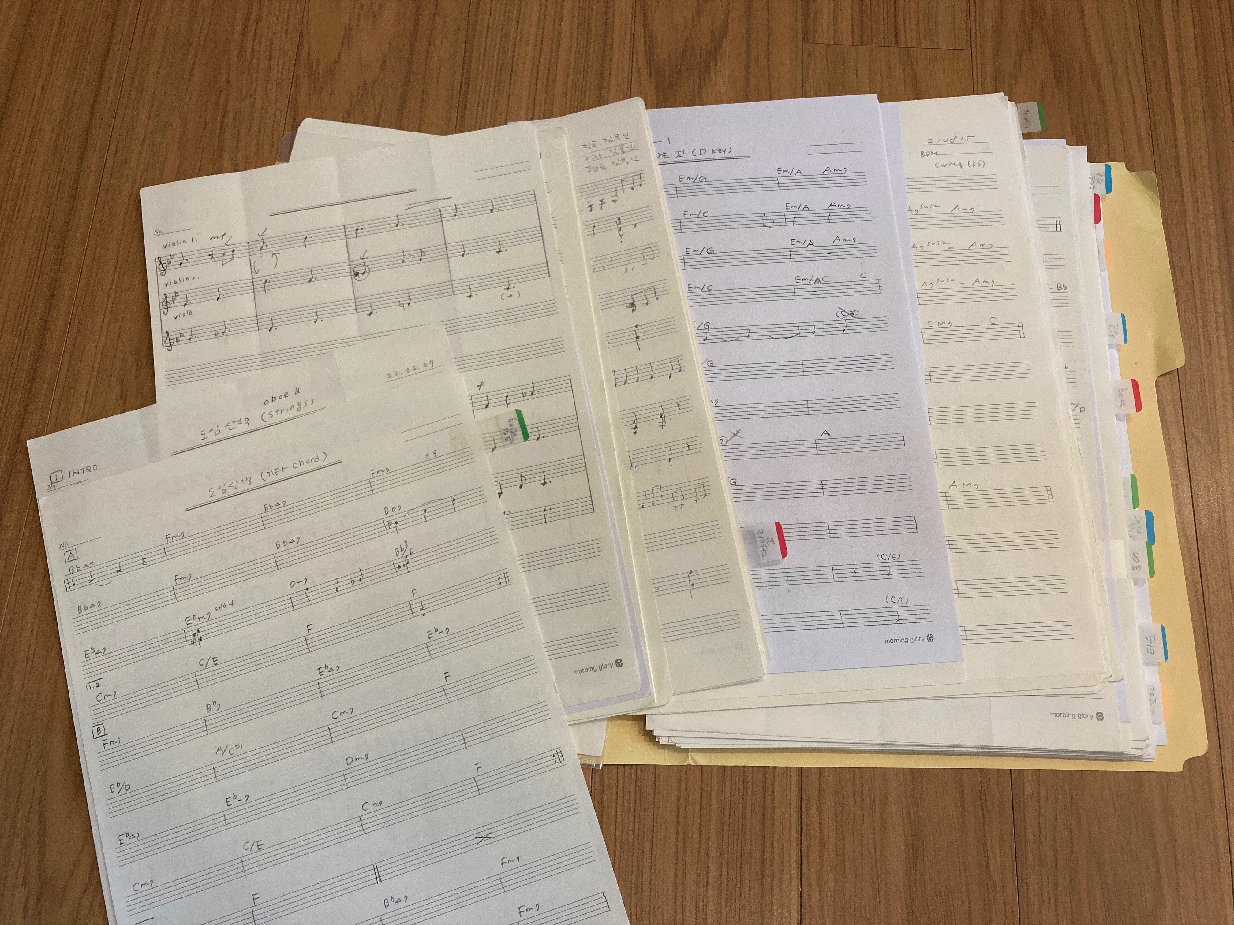 많은 작업을 컴퓨터로 하지만 악보도 꽤 그립니다. 이런 걸 좋아하거든요.