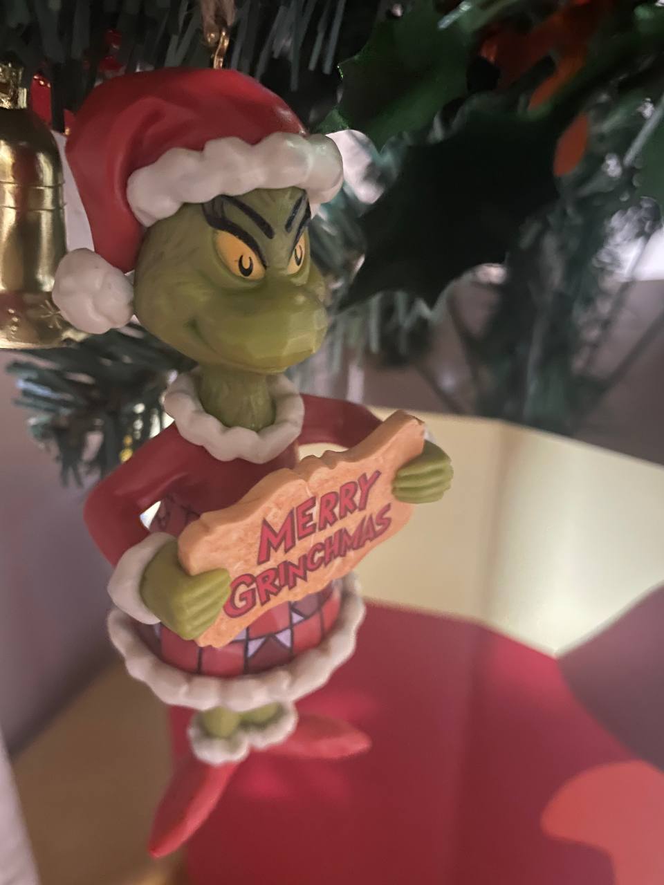 그린치 오너먼트도 있어요. '메리 그린치마스'라는 문구가 재치 있죠.