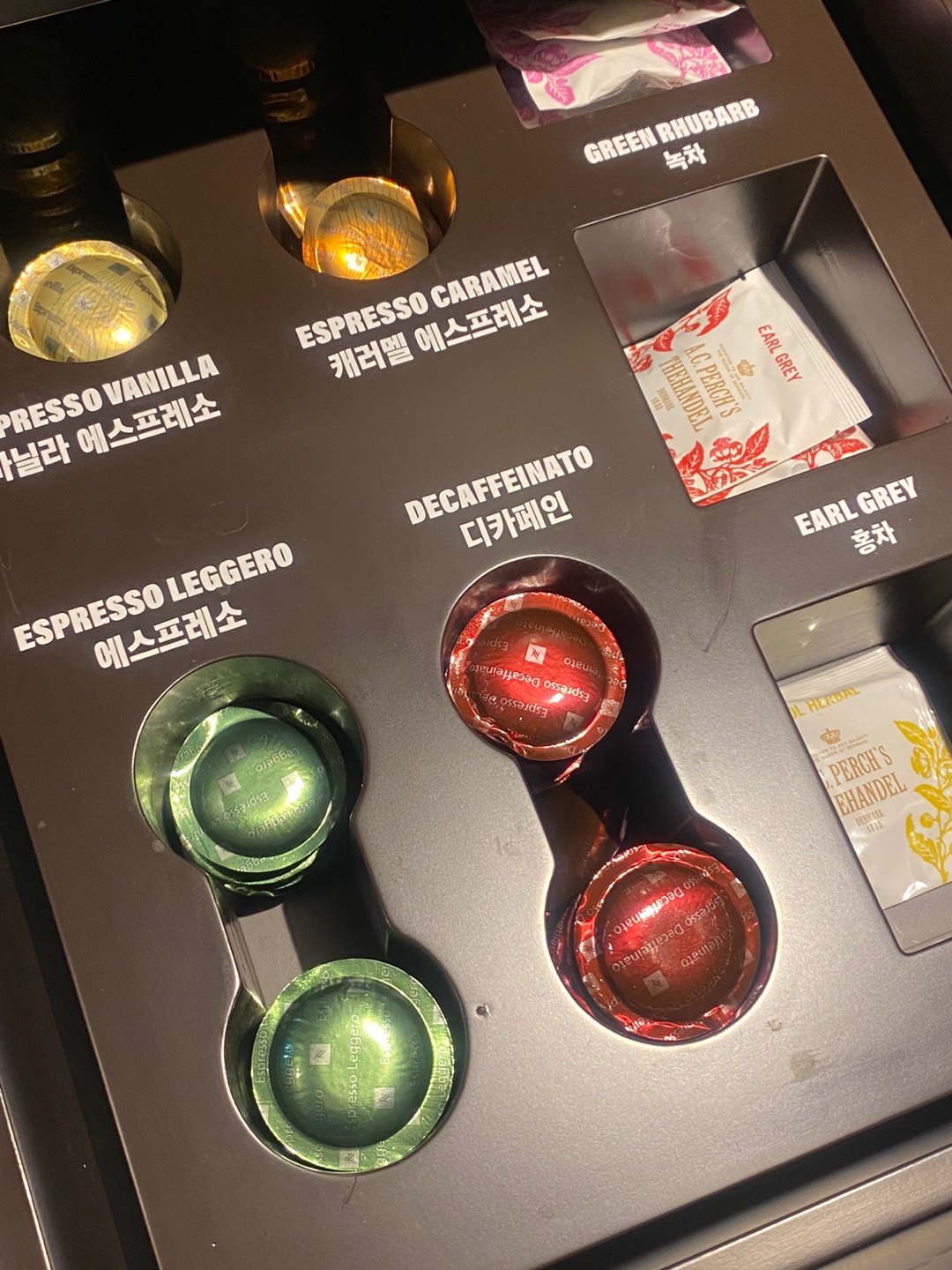 디카페인도 구비 되어있는 음료섹션