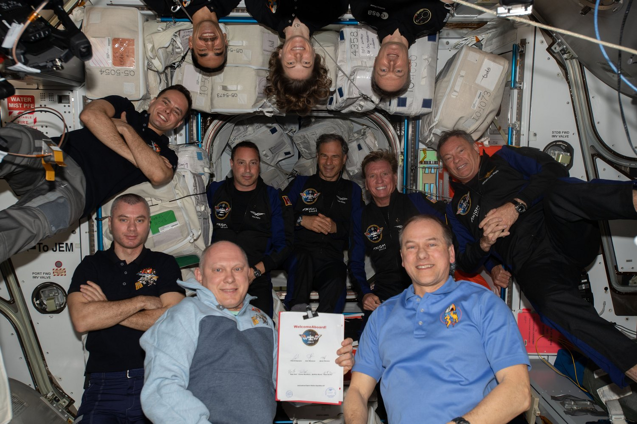 우주에 도착한 민간 승무원들(맨 뒤쪽 4명). 출처: 액시엄스페이스
