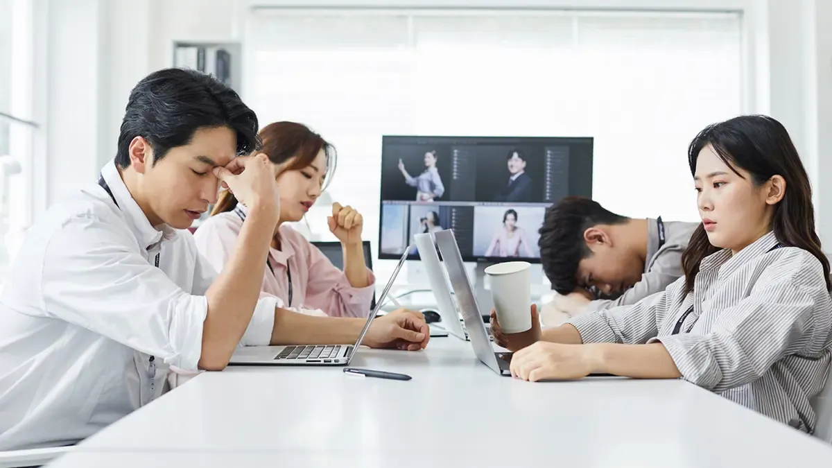 [출처: 스프] 고민하고 있는 직장인들. 