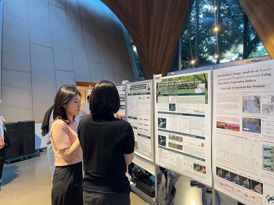 공통의 관심 분야를 주제로 동료 연구자와 소통하고 있는 양영은 연구원.