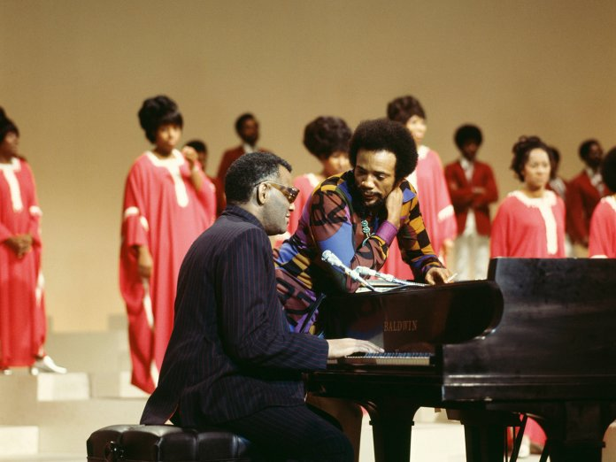 1973년 'Duke Ellington… We Love You Madly' 헌정 쇼를 녹음하는 퀸시 존스와 레이 찰스. | 사진 David Redfern/Redferns via Getty Images