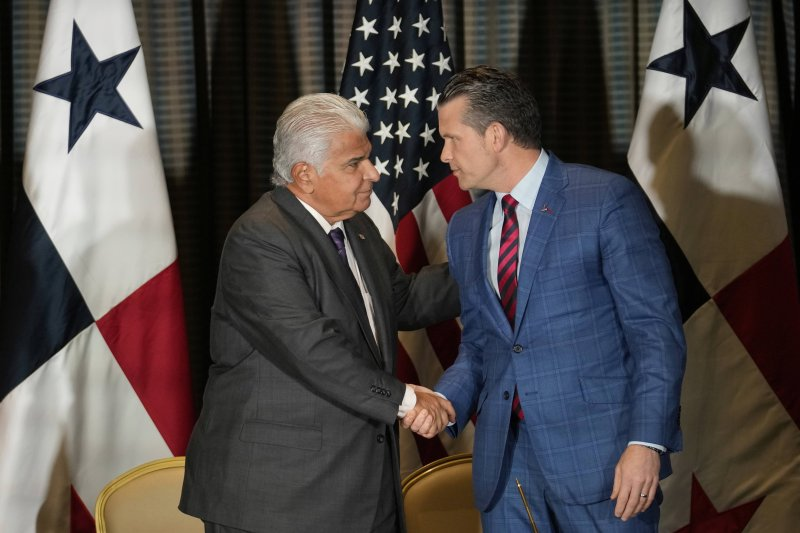 [파나마시티=AP/뉴시스] 9일(현지 시간) 파나마 파나마시티에서 열린 협정 체결식에서 호세 라울 무리노 파나마 대통령(왼쪽)과 피트 헤그세스 미국 국방장관이 악수하고 있다. 2025.04.10.