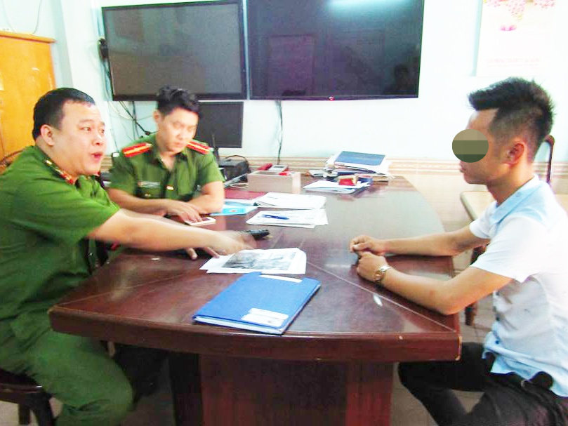 공안에게 설명 중인 피해자 L씨