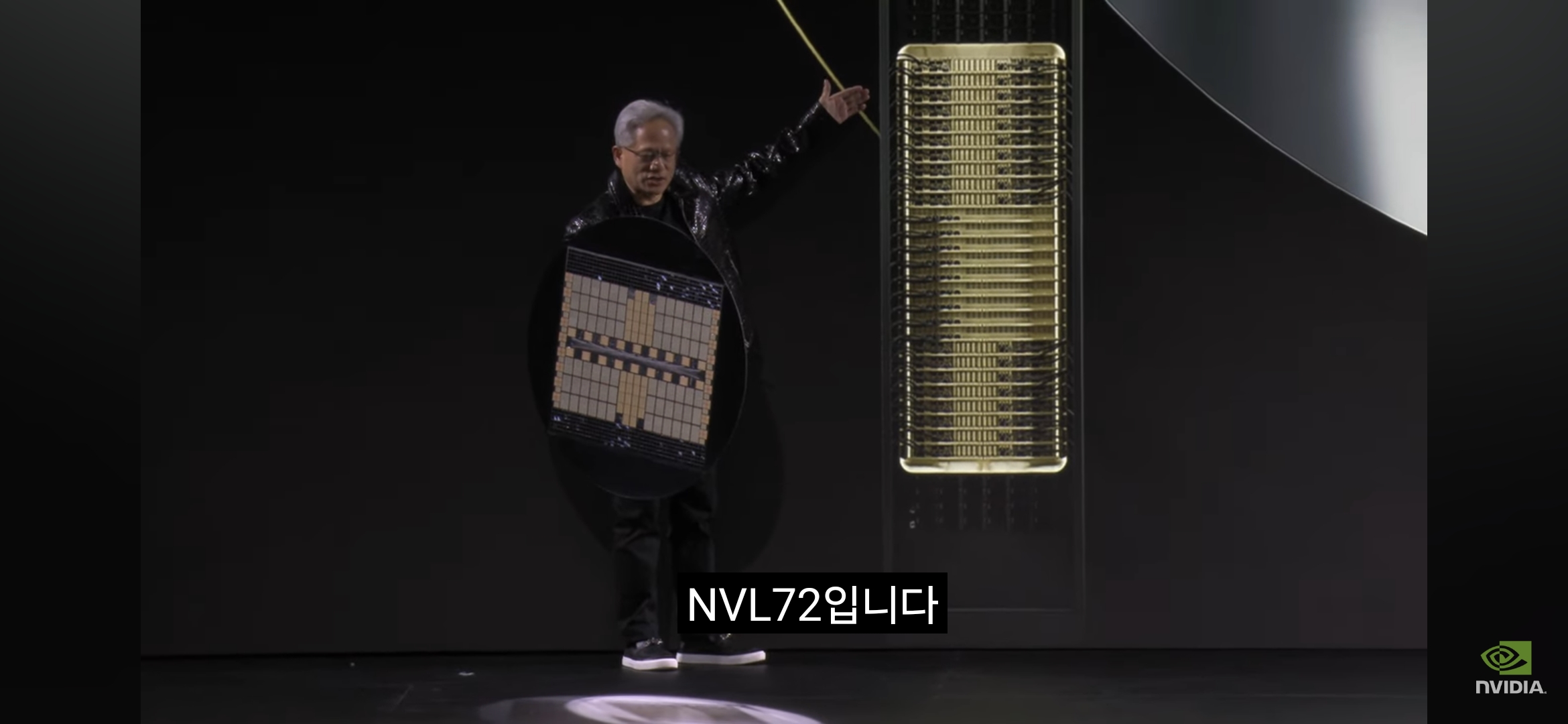 2025 CES 기조연설에 나선 젠슨 황. 캡틴아메리카의 방패를 본딴 반도체 방패를 가지고 나와 새로운 GPU NVL72 를 소개하고 있습니다. (출처: NVIDIA 유튜브채널)