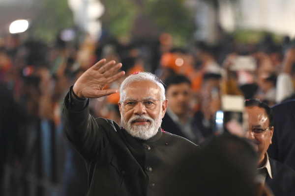   나렌드라 모디 인도 총리가 3일(현지 시간) 뉴델리의 인도국민당(BJP) 당사에서 열린 주의회 선거 승리 축하 행사에 참석하며 손을 흔들고 있다. AP=연합뉴스  