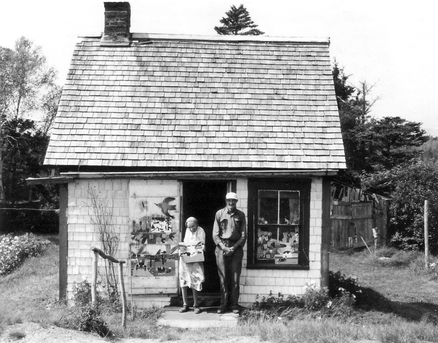 Maud and Everett in front of their home (출처: maudlewis.ca)