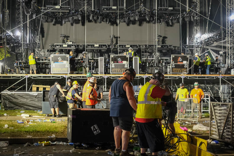 공연이 끝나고 난 뒤 마주친 공연장 근로자분들.