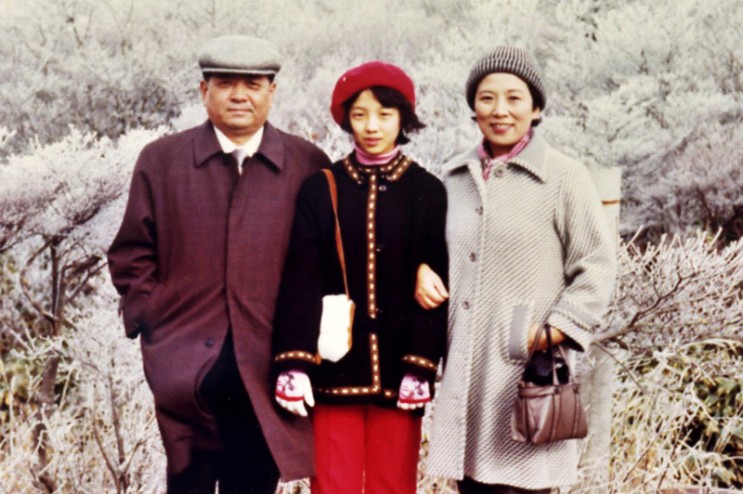 부모와 함께 찍은 양영희 감독의 어린시절 사진. 오빠들이 전부 북송되어 외동딸처럼 자랐다