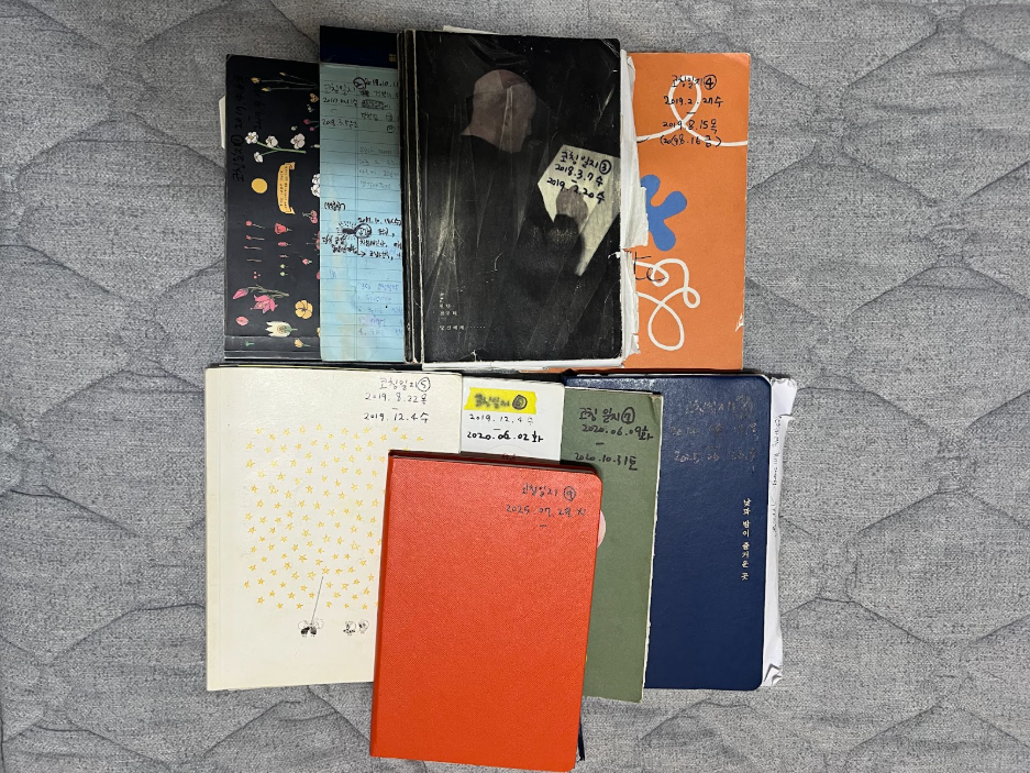 © 차화진, 2025. 지난 2017년 4월 6일부터 지금까지 기록한 코칭일지 9권. 매번 첫 장에는 [반 고흐, 영혼의 편지] ‘습작에의 몰두’(44-45쪽)를 마음에 새기며, 필사했다. 나태해지고, 조급해지고, 희망에 부풀었다가 절망에 빠질 때마다 위로가 되었다. ‘반 고흐도 이런 날 저런 날이 있는데 나한테도 이런 날 저런 날 있는게 당연하잖아’하는 생각으로 문장을 꼭꼭 곱씹고 위안으로 삼았다.