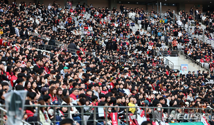FC서울의 꽉 찬 관람석 (출처=뉴시스)