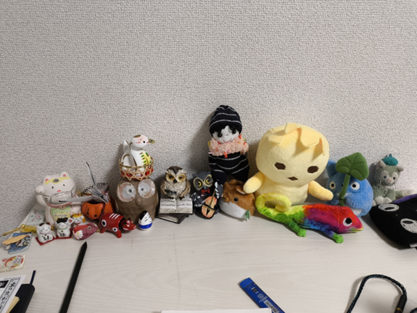 👒 밀짚모자: 귀국 짐을 정리하면서 기념품을 책상에 모았어요. 잔뜩 샀다고 생각했는데, 생각보다 적네요.&nbsp;