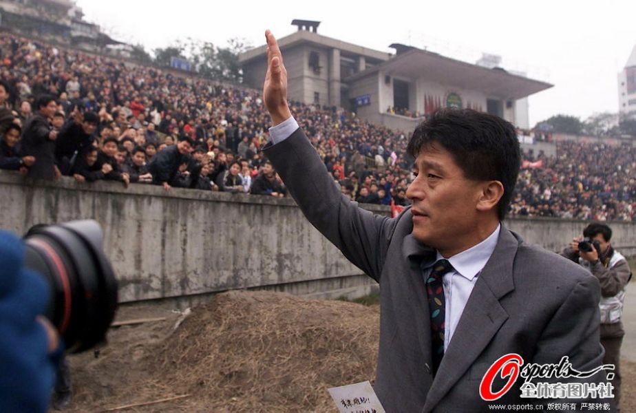 2001년 12월 16일, 이장수 감독은 정든 충칭을 떠났다. 충칭의 별이 지는 순간이었다. © 소후