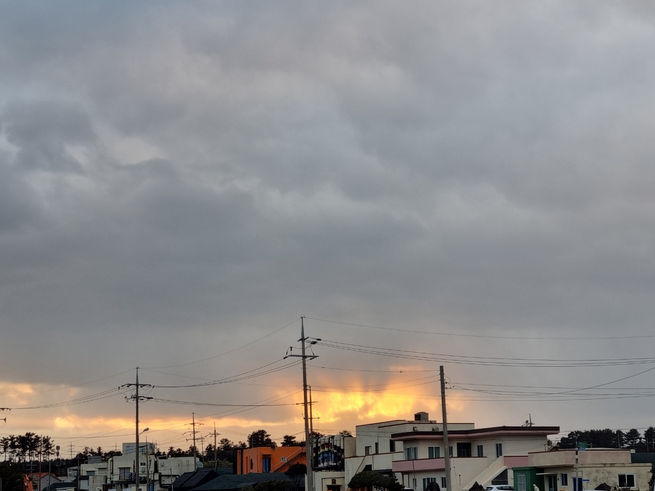 저 멀리 노을이 지는 게 얼추 보인다