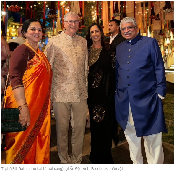 인도에서의 억만장자 빌 게이츠(왼쪽에서 두번째)
