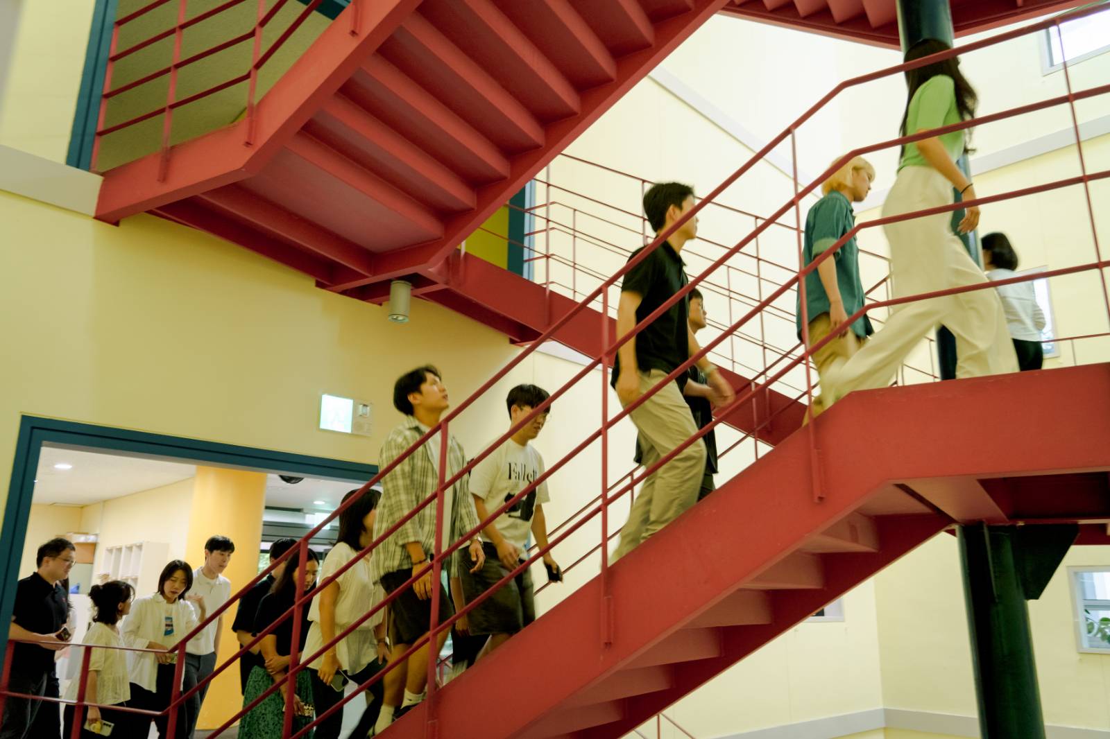 신입생들이 환경대학원 투어를 위해 건물 안을 이동하고 있다.