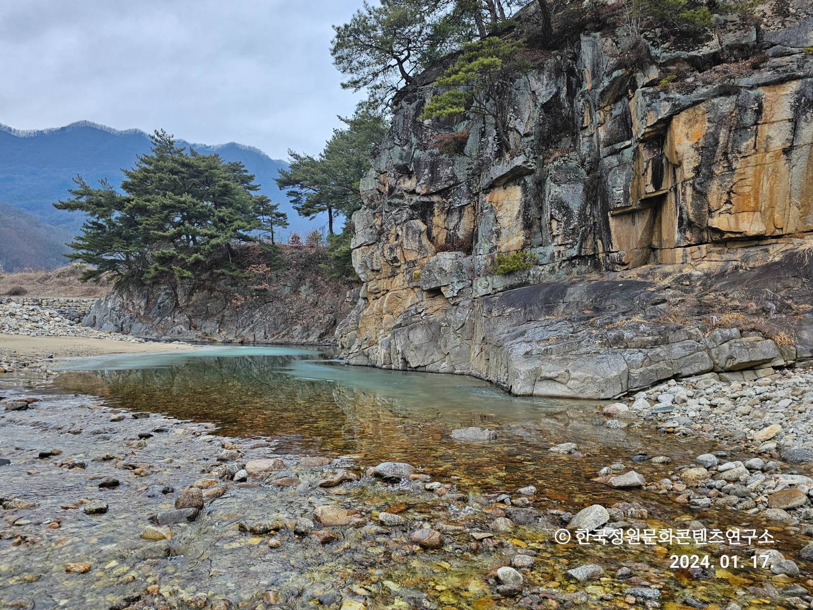 운암 앞 파자(巴字)&nbsp;형으로 굽이치는 우렁찬 물길