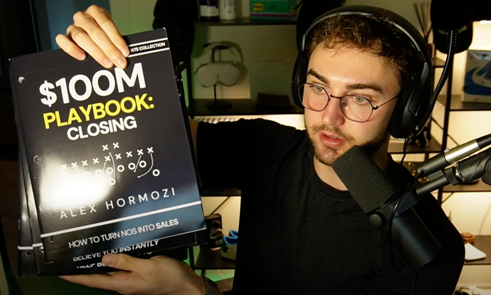 알렉스 호모지의 5,998달러짜리 고가 패키지 안에는 직접 만질 수 있는 유형의 상품들이 담겨 있다.(출처: Luke Hansen의 유튜브)