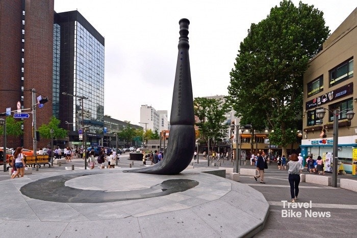 인사동에서 만날 수 있는 '7m 높이의 붓' 조형물