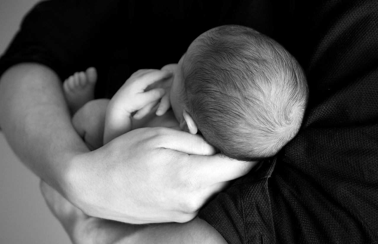 양육자의 품에 안겨 있는 아기 / 사진 출처 = pixabay