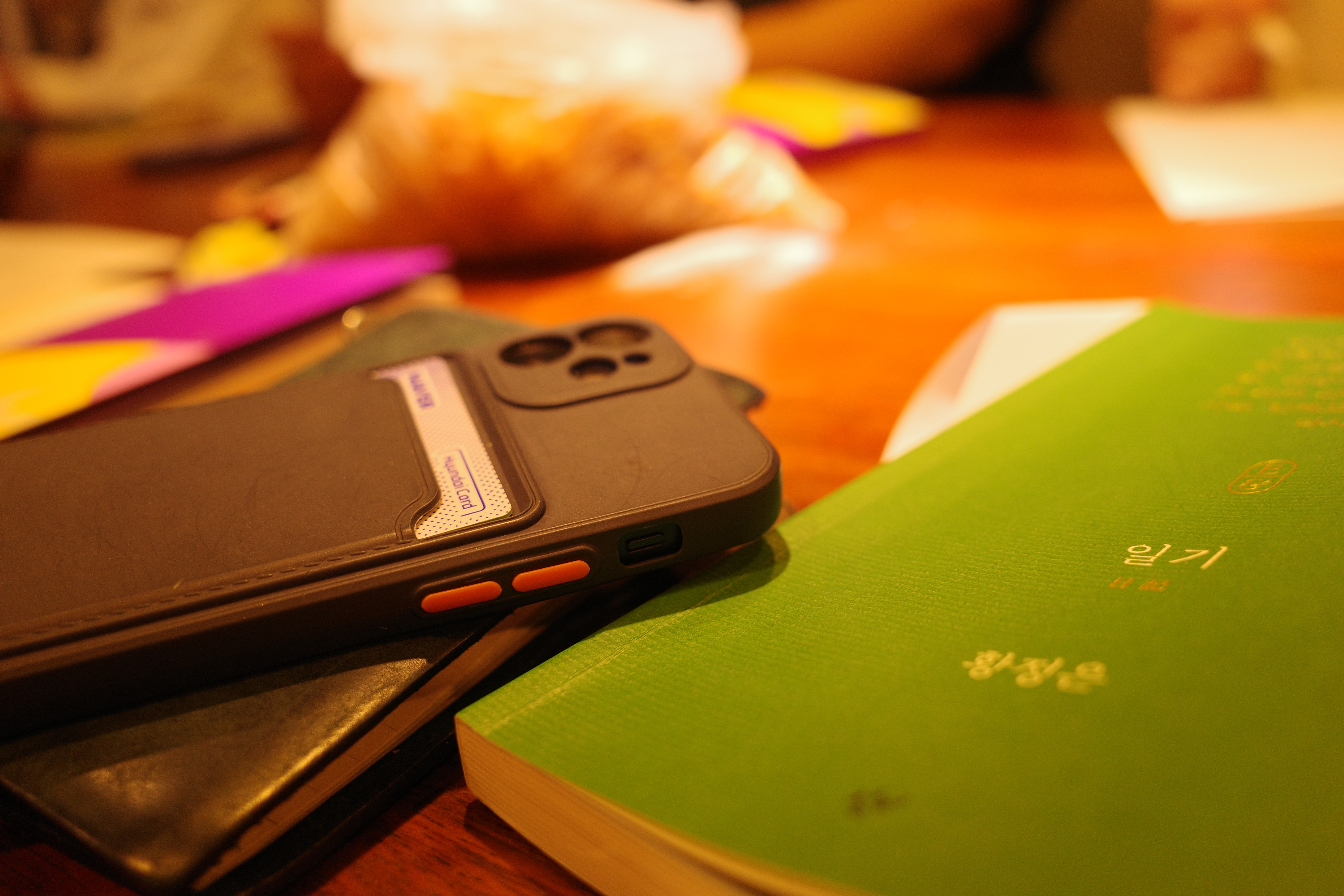 첫 시간에는 황정은 작가의 일기를,