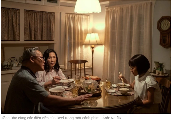 드라마 속 한 장면에서 홍 다오와 '성난 사람들'의 배우들