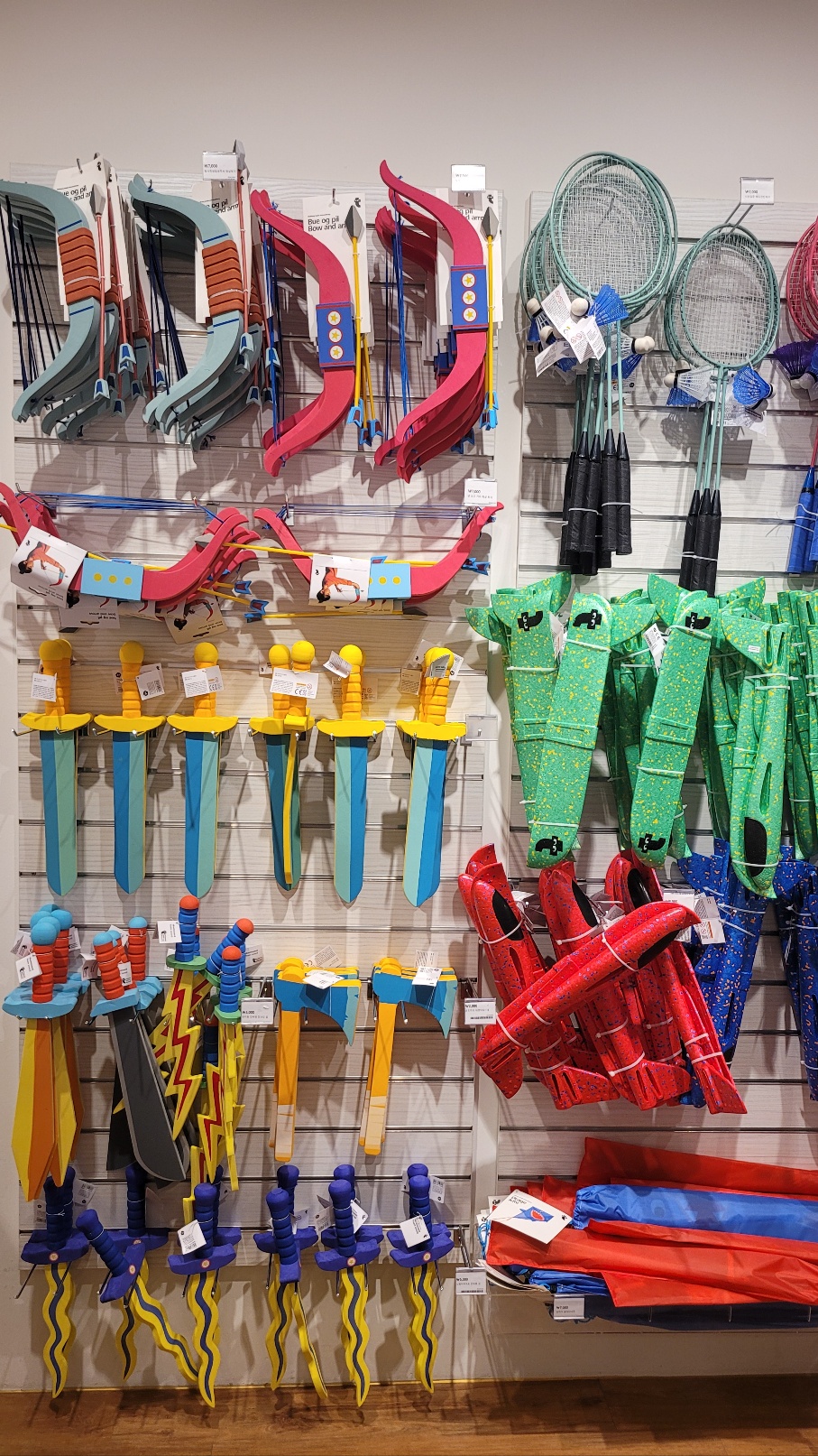 필요 없음에도 알록달록한 것들을 보면 마음이 동하고, 이런 물건들이 집에 꽤나 많다.