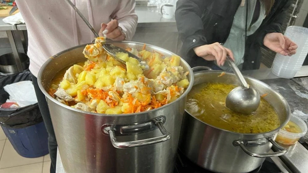 Film.UA의 케이터링 회사가 피난민들을 위한 음식을 만드는 중이다. ©Film.UA