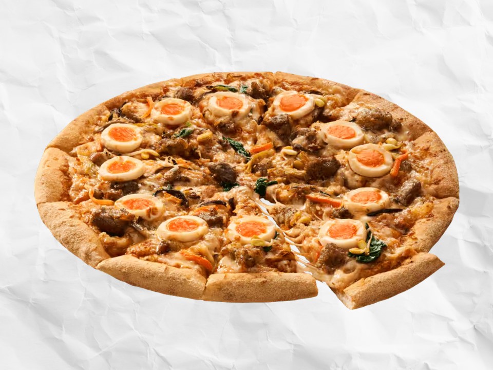 지난 7월 도미노피자가 일본에서 출시한 비빔밥 피자_출처 :&nbsp;DOMINO'S PIZZA